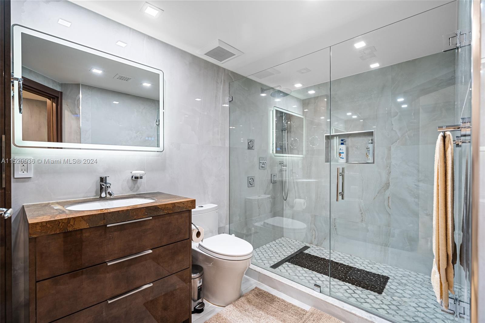 9559 Collins Ave S8-F, Surfside, Florida 33154, 1 Bedroom Bedrooms, ,2 BathroomsBathrooms,Residential,For Sale,9559 Collins Ave S8-F,A11520036