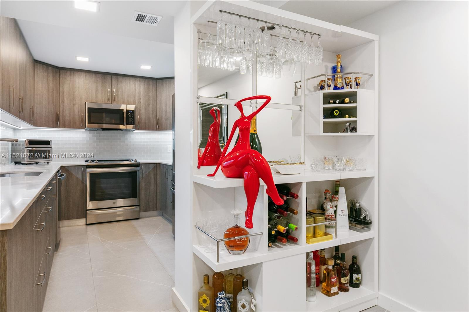 1833 S Ocean Dr 1009, Hallandale Beach, Florida 33009, 2 Bedrooms Bedrooms, ,2 BathroomsBathrooms,Residential,For Sale,1833 S Ocean Dr 1009,A11521672