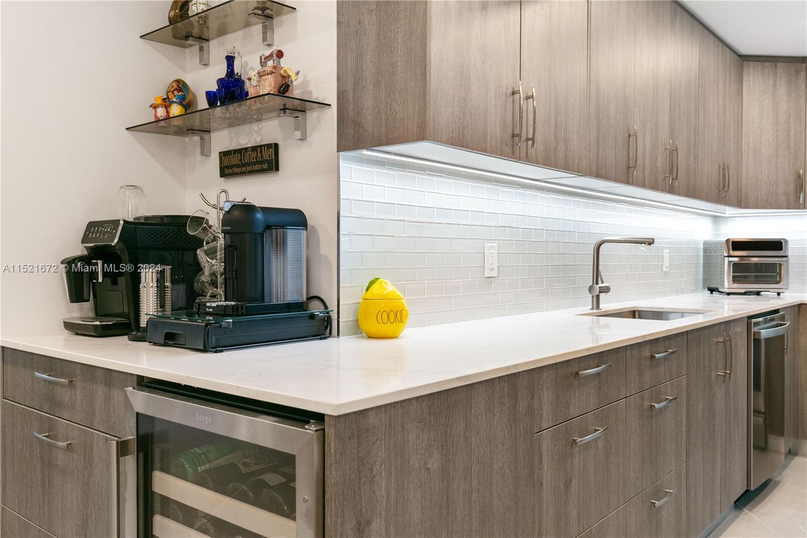 1833 S Ocean Dr 1009, Hallandale Beach, Florida 33009, 2 Bedrooms Bedrooms, ,2 BathroomsBathrooms,Residential,For Sale,1833 S Ocean Dr 1009,A11521672