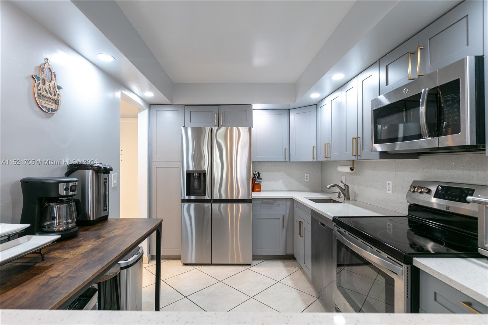 2401 S Ocean Dr 404, Hollywood, Florida 33019, 2 Bedrooms Bedrooms, ,2 BathroomsBathrooms,Residentiallease,For Rent,2401 S Ocean Dr 404,A11521705
