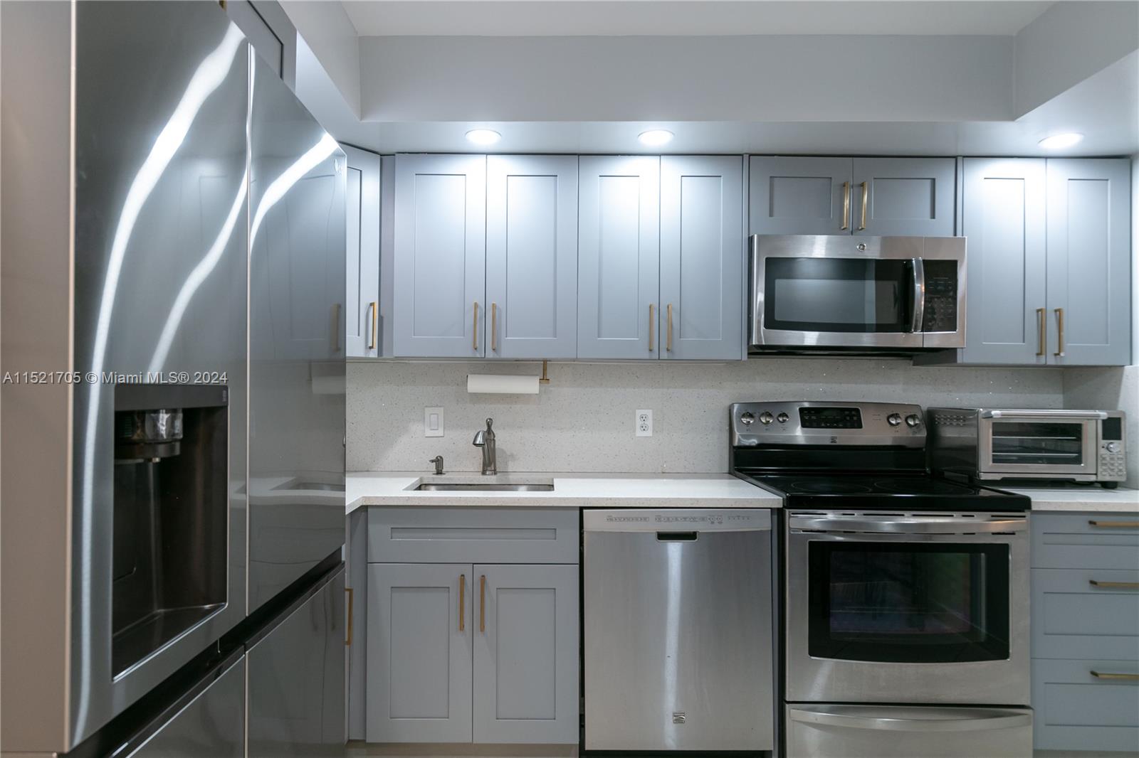 2401 S Ocean Dr 404, Hollywood, Florida 33019, 2 Bedrooms Bedrooms, ,2 BathroomsBathrooms,Residentiallease,For Rent,2401 S Ocean Dr 404,A11521705