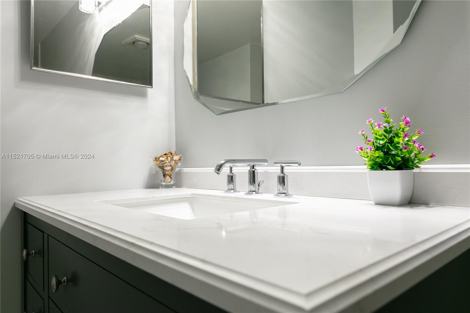 2401 S Ocean Dr 404, Hollywood, Florida 33019, 2 Bedrooms Bedrooms, ,2 BathroomsBathrooms,Residentiallease,For Rent,2401 S Ocean Dr 404,A11521705