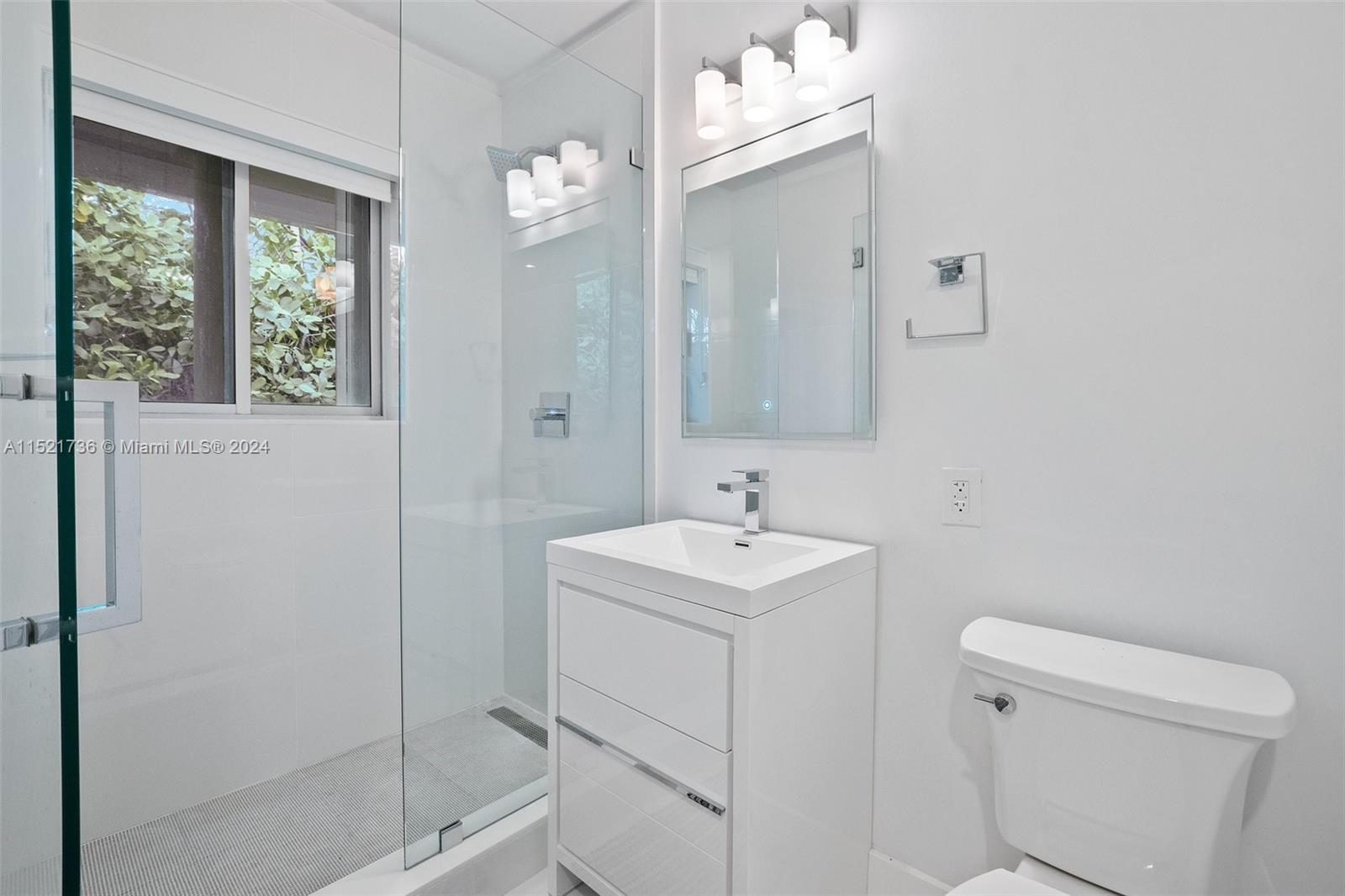 247 Bal Bay Dr, Bal Harbour, Florida 33154, 4 Bedrooms Bedrooms, ,4 BathroomsBathrooms,Residential,For Sale,247 Bal Bay Dr,A11521736