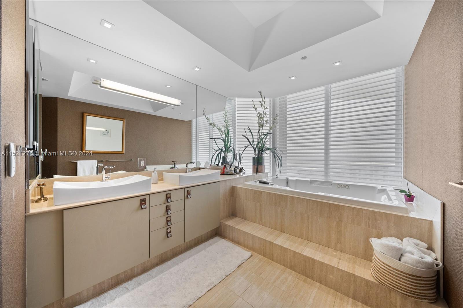 Aventura, Florida 33160, 3 Bedrooms Bedrooms, ,3 BathroomsBathrooms,Residential,For Sale,A11521276