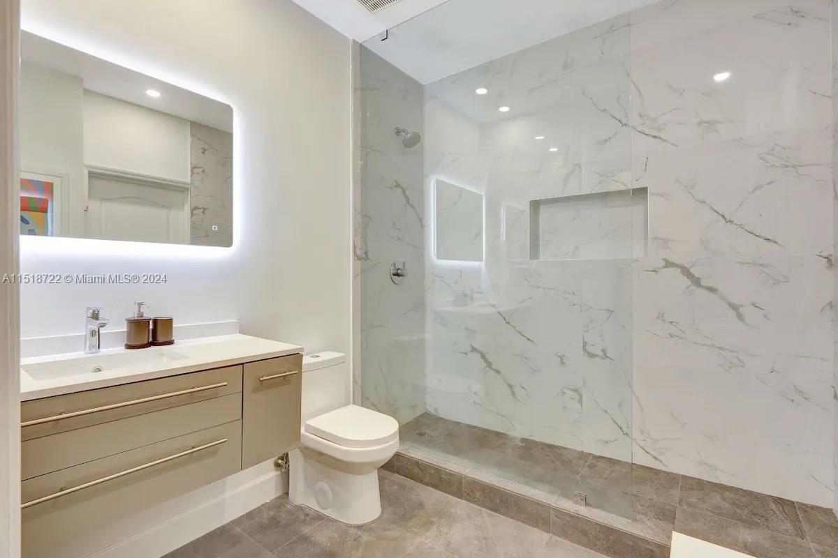 1200 Brickell Bay Dr 1404, Miami, Florida 33131, 2 Bedrooms Bedrooms, ,1 BathroomBathrooms,Residential,For Sale,1200 Brickell Bay Dr 1404,A11518722