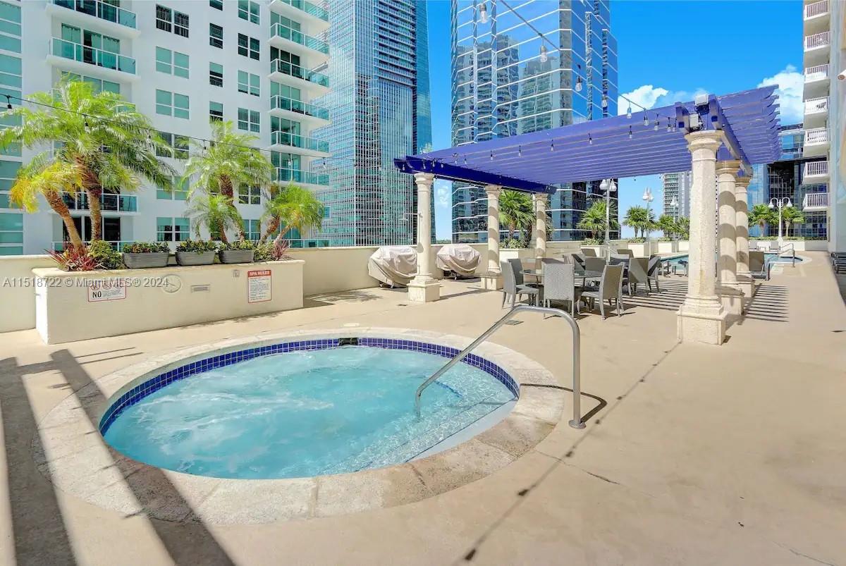 1200 Brickell Bay Dr 1404, Miami, Florida 33131, 2 Bedrooms Bedrooms, ,1 BathroomBathrooms,Residential,For Sale,1200 Brickell Bay Dr 1404,A11518722