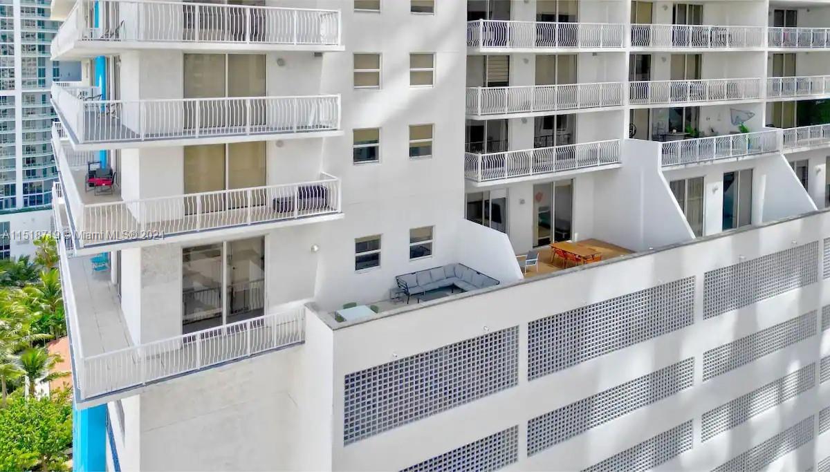 1200 Brickell Bay Dr 1402, Miami, Florida 33131, 3 Bedrooms Bedrooms, ,2 BathroomsBathrooms,Residential,For Sale,1200 Brickell Bay Dr 1402,A11518719