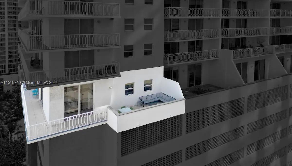 1200 Brickell Bay Dr 1402, Miami, Florida 33131, 3 Bedrooms Bedrooms, ,2 BathroomsBathrooms,Residential,For Sale,1200 Brickell Bay Dr 1402,A11518719