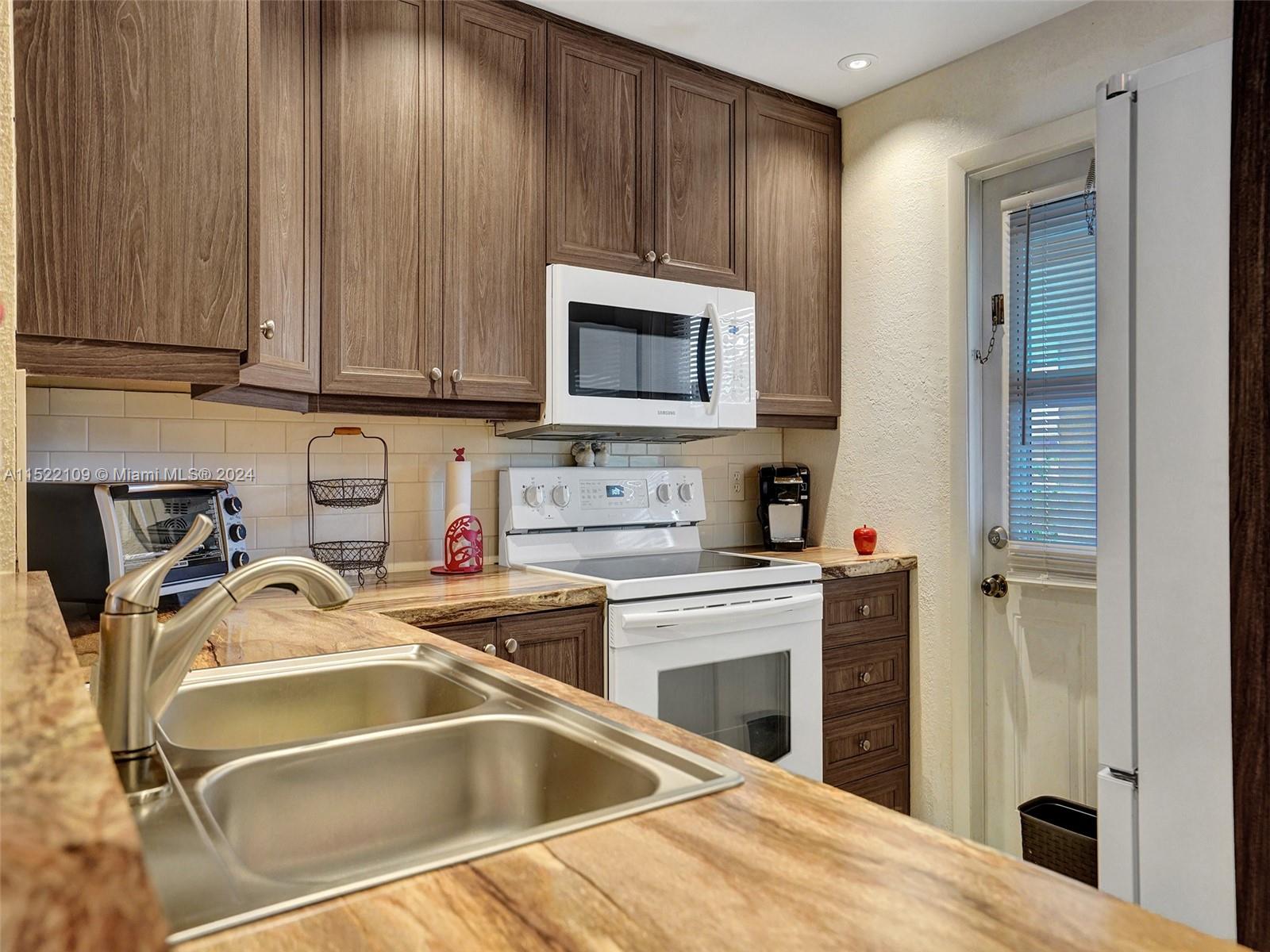 4805 NW 35th St 601, Lauderdale Lakes, Florida 33319, 2 Bedrooms Bedrooms, ,2 BathroomsBathrooms,Residential,For Sale,4805 NW 35th St 601,A11522109