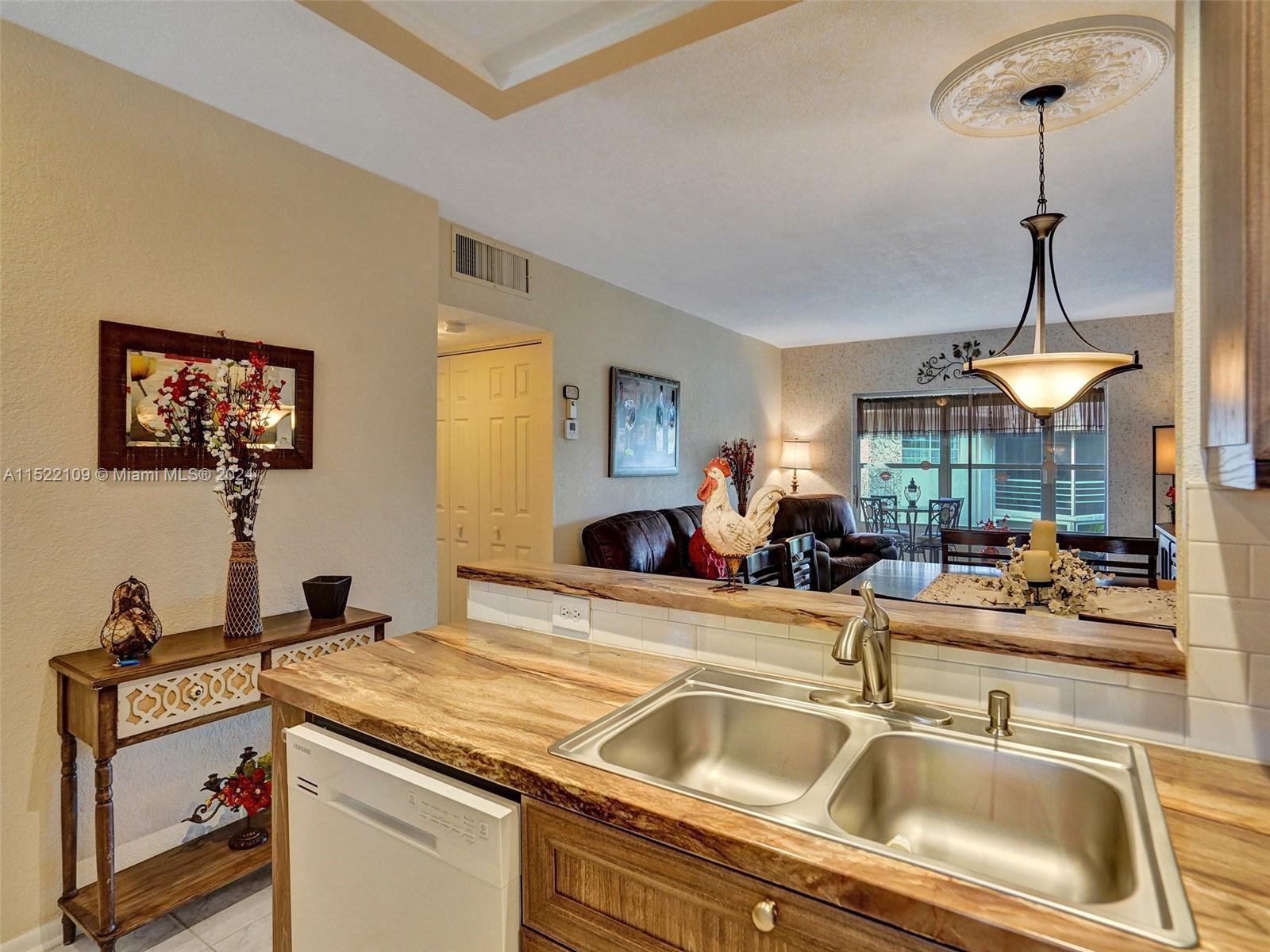 4805 NW 35th St 601, Lauderdale Lakes, Florida 33319, 2 Bedrooms Bedrooms, ,2 BathroomsBathrooms,Residential,For Sale,4805 NW 35th St 601,A11522109