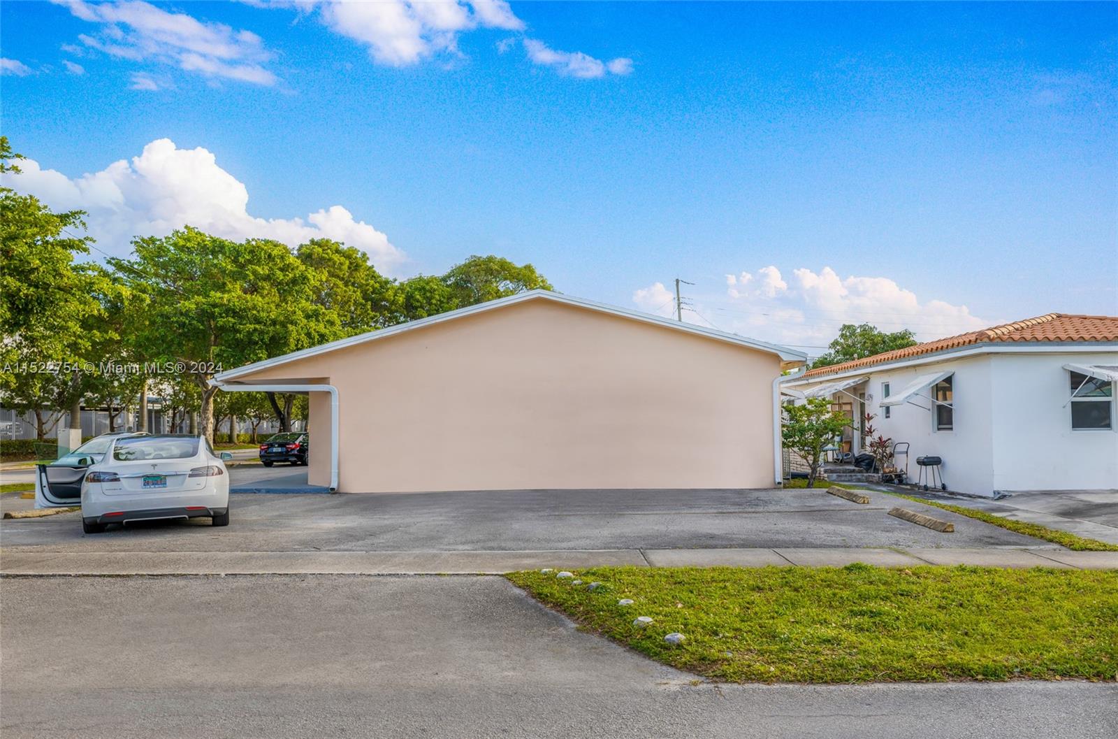 412 NE 4th Ave, Hallandale Beach, Florida 33009, ,Residentialincome,For Sale,412 NE 4th Ave,A11522754