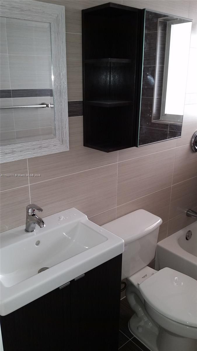 1942 Monroe St, Hollywood, Florida 33020, ,Residentialincome,For Sale,1942 Monroe St,A11522777