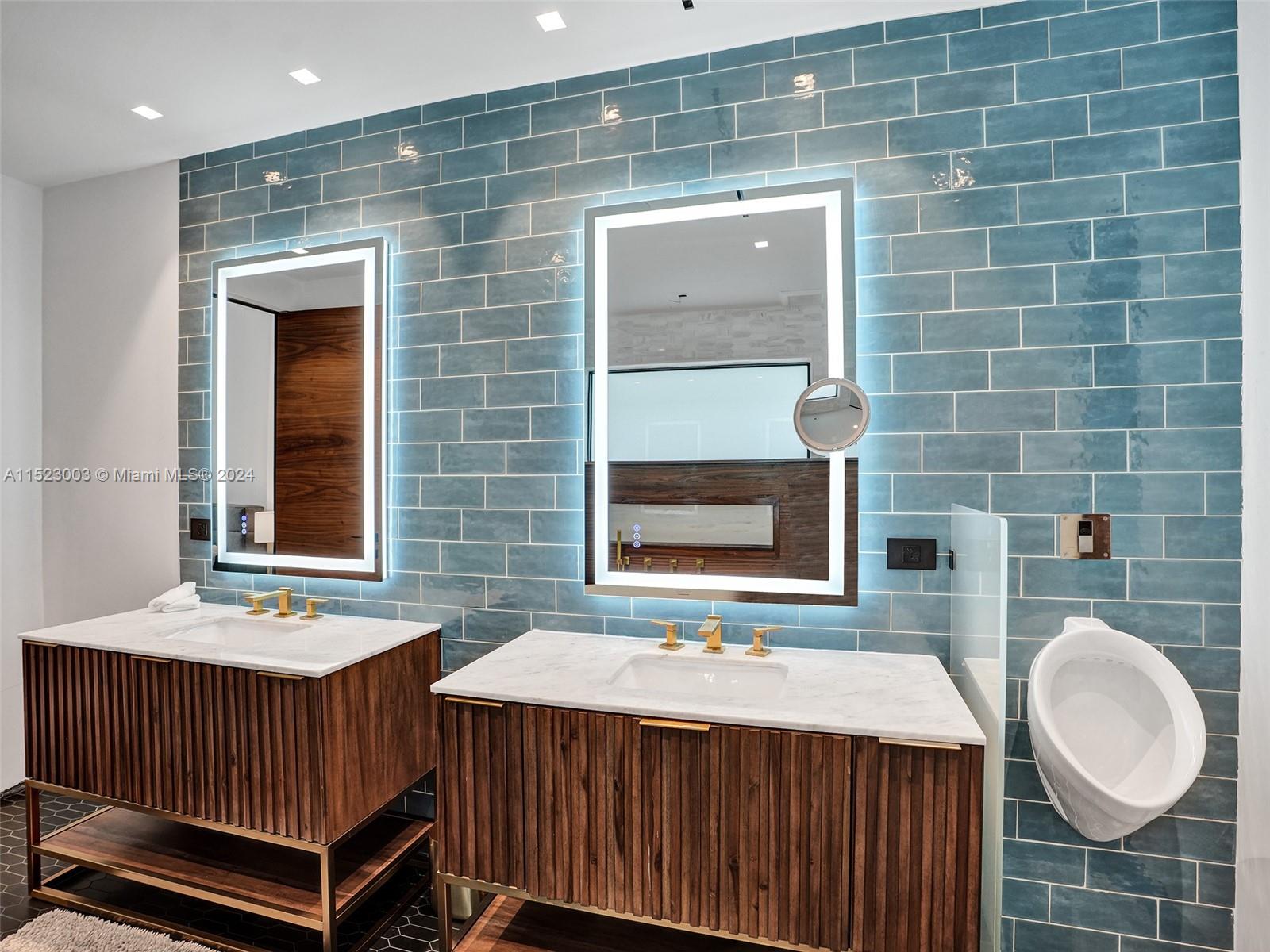 900 Washington St, Hollywood, Florida 33019, 4 Bedrooms Bedrooms, ,4 BathroomsBathrooms,Residential,For Sale,900 Washington St,A11523003
