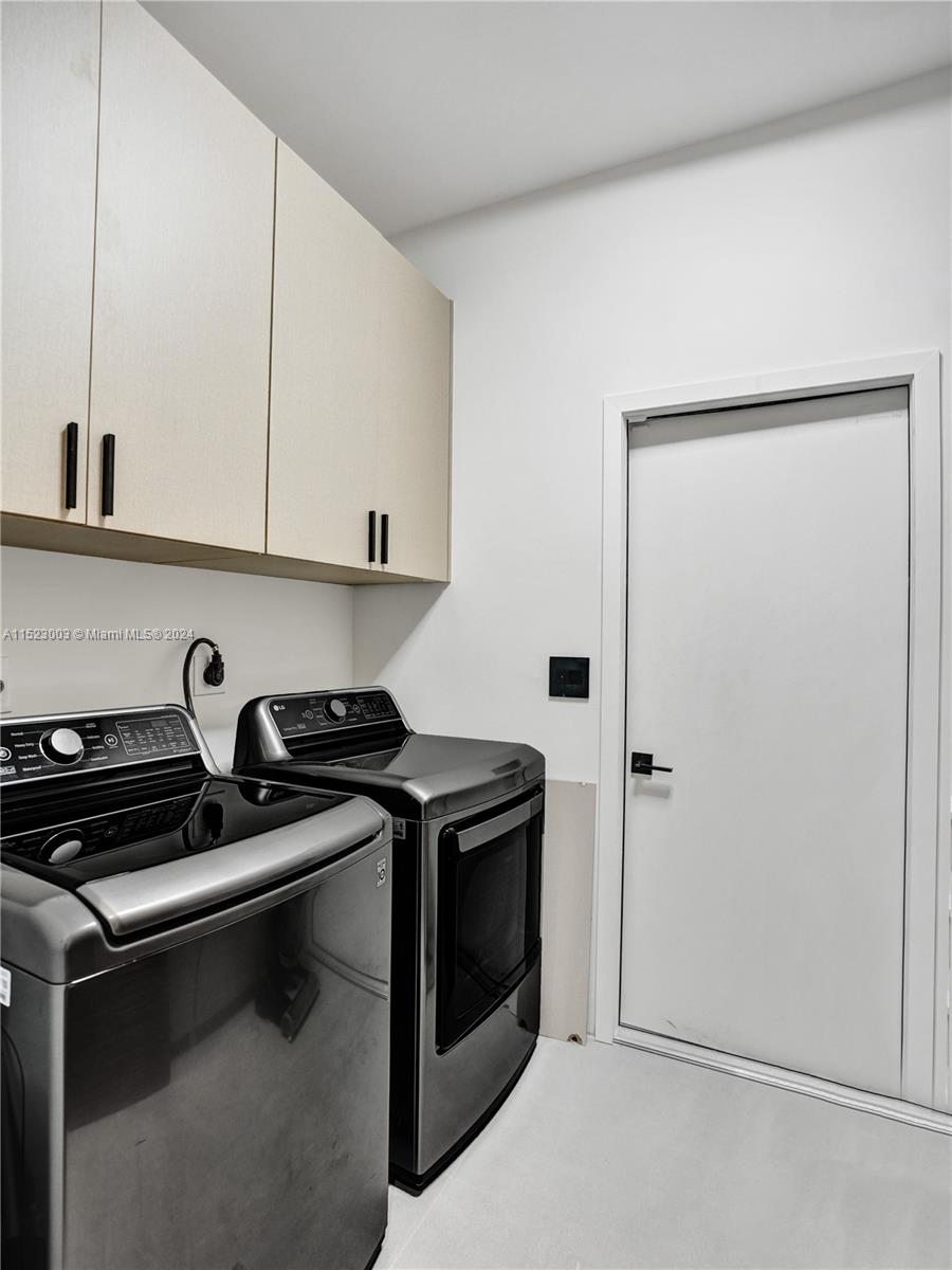 900 Washington St, Hollywood, Florida 33019, 4 Bedrooms Bedrooms, ,4 BathroomsBathrooms,Residential,For Sale,900 Washington St,A11523003