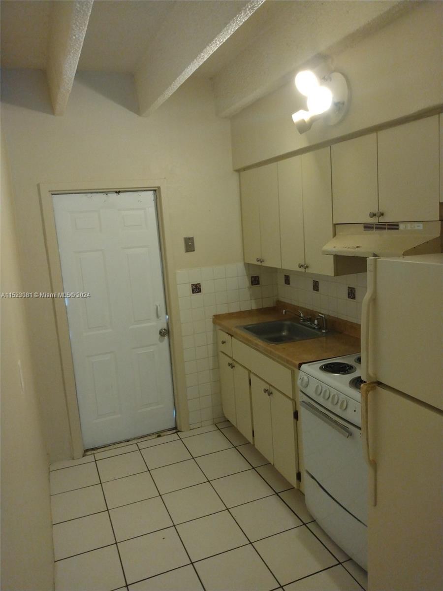 101 NW 7th Ave 6, Pompano Beach, Florida 33060, 2 Bedrooms Bedrooms, ,1 BathroomBathrooms,Residentiallease,For Rent,101 NW 7th Ave 6,A11523081