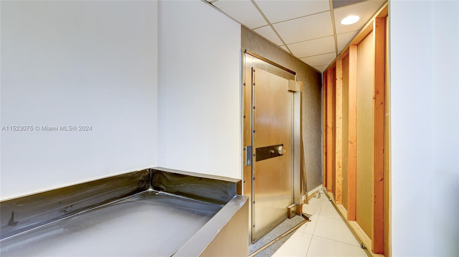 9600 NW 25th St 1st Floor, Doral, Florida 33172, ,Commerciallease,For Rent,9600 NW 25th St 1st Floor,A11523075
