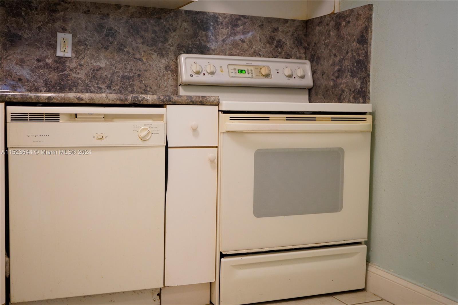 4215 N University Dr 301, Sunrise, Florida 33351, 2 Bedrooms Bedrooms, ,2 BathroomsBathrooms,Residential,For Sale,4215 N University Dr 301,A11523644