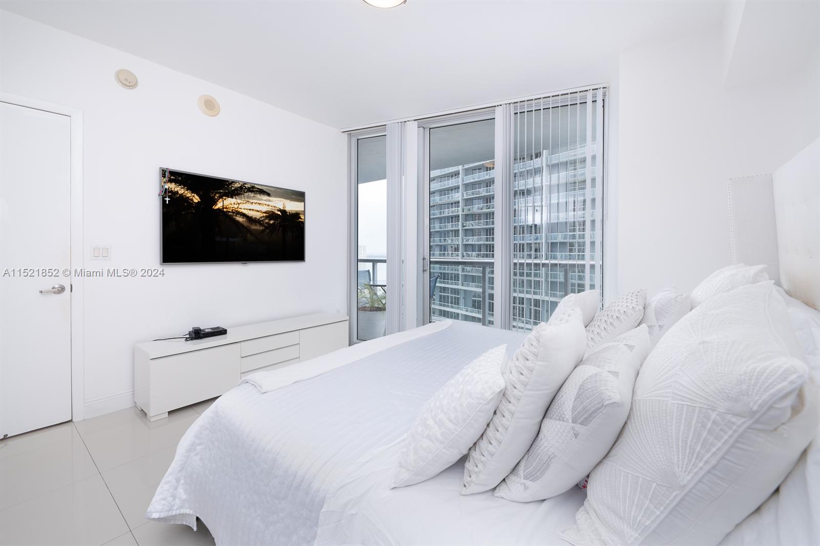 475 Brickell Ave 2509, Miami, Florida 33131, 2 Bedrooms Bedrooms, ,2 BathroomsBathrooms,Residential,For Sale,475 Brickell Ave 2509,A11521852