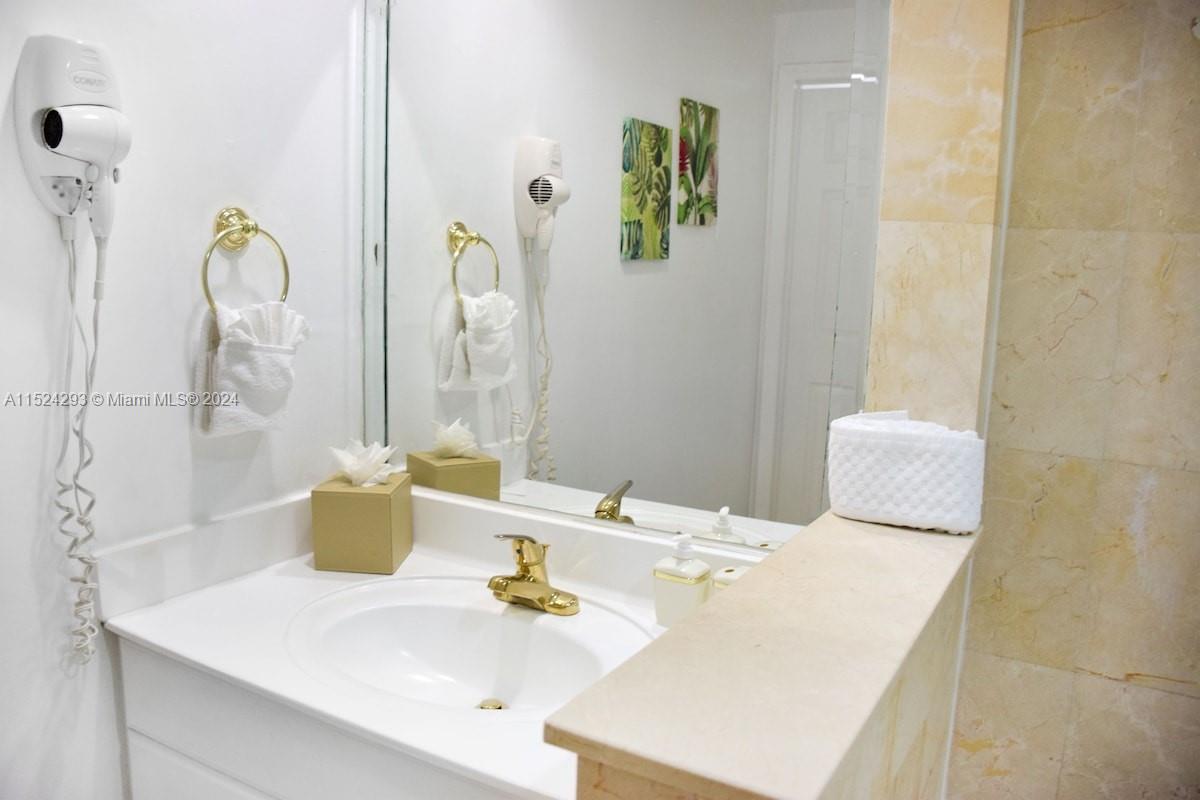 600 Ocean Dr, Miami Beach, Florida 33139, ,Commercialsale,For Sale,600 Ocean Dr,A11524293