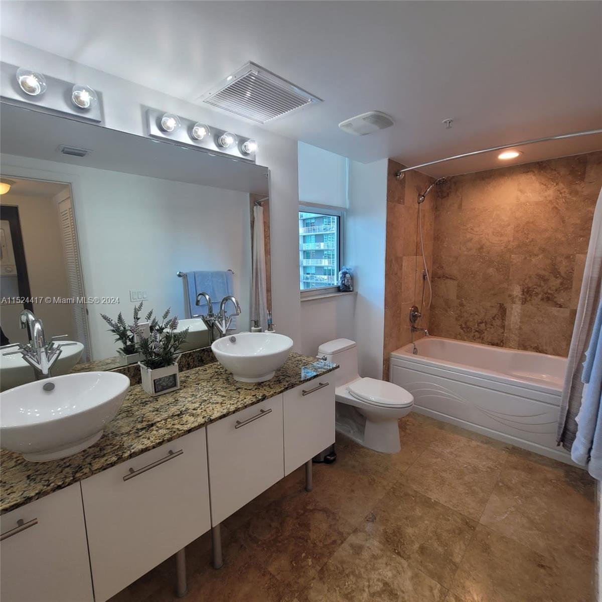 41 SE 5th St 1201, Miami, Florida 33131, 2 Bedrooms Bedrooms, ,2 BathroomsBathrooms,Residentiallease,For Rent,41 SE 5th St 1201,A11524417