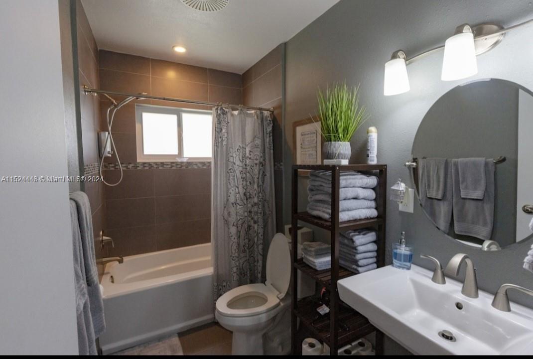 217 S 57th Ter, Hollywood, Florida 33023, 3 Bedrooms Bedrooms, ,2 BathroomsBathrooms,Residential,For Sale,217 S 57th Ter,A11524448