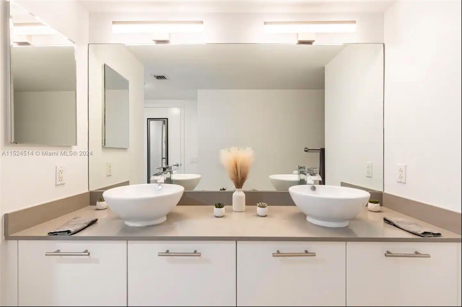 41 SE 5th St 2207, Miami, Florida 33131, 2 Bedrooms Bedrooms, ,2 BathroomsBathrooms,Residentiallease,For Rent,41 SE 5th St 2207,A11524514