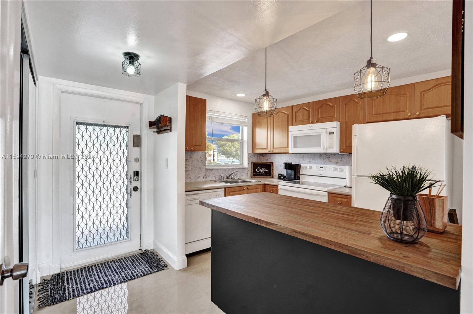 8881 Sunrise Lakes Blvd 210, Sunrise, Florida 33322, 2 Bedrooms Bedrooms, ,2 BathroomsBathrooms,Residential,For Sale,8881 Sunrise Lakes Blvd 210,A11524279