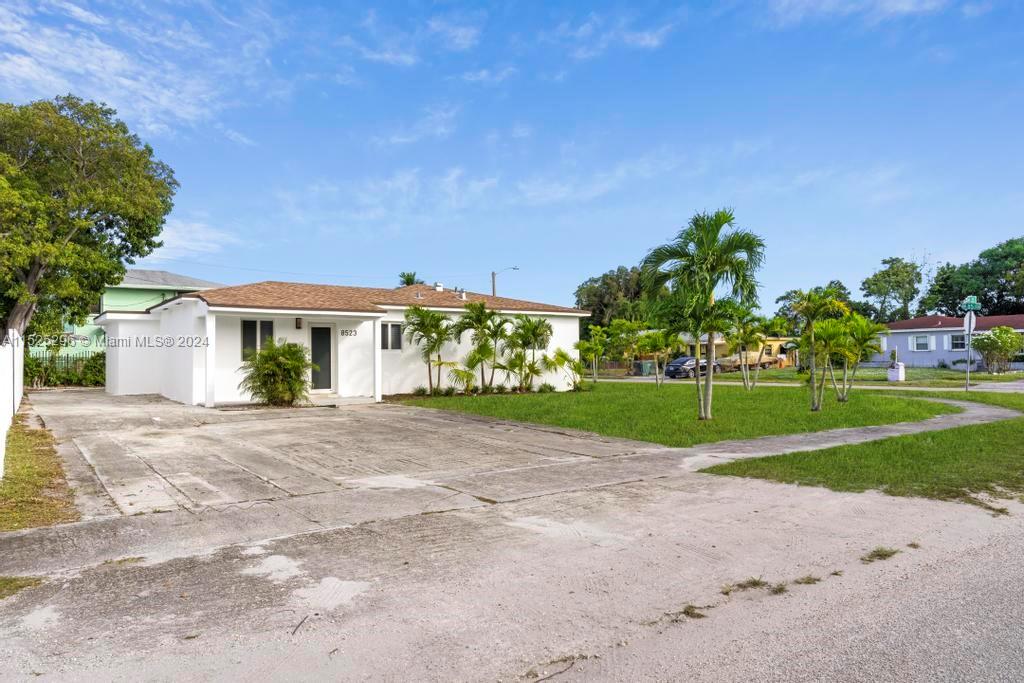 Photo 2 of 8523 NW 35th Pl in Miami - MLS A11525296