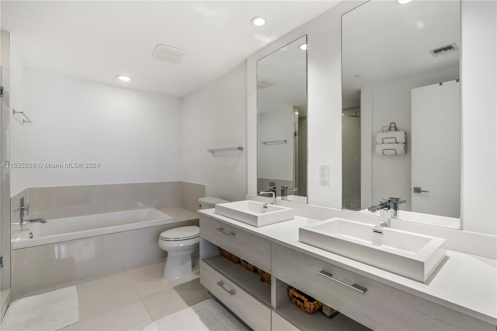 55 SW 9th St 4001, Miami, Florida 33130, 3 Bedrooms Bedrooms, ,3 BathroomsBathrooms,Residentiallease,For Rent,55 SW 9th St 4001,A11525208