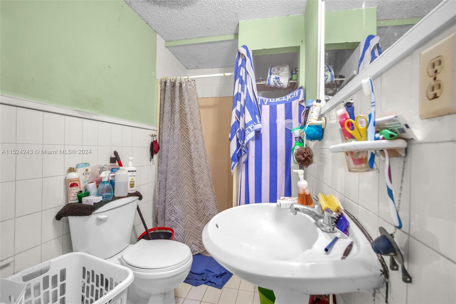 1860 NW 27th St, Miami, Florida 33142, ,Residentialincome,For Sale,1860 NW 27th St,A11524243