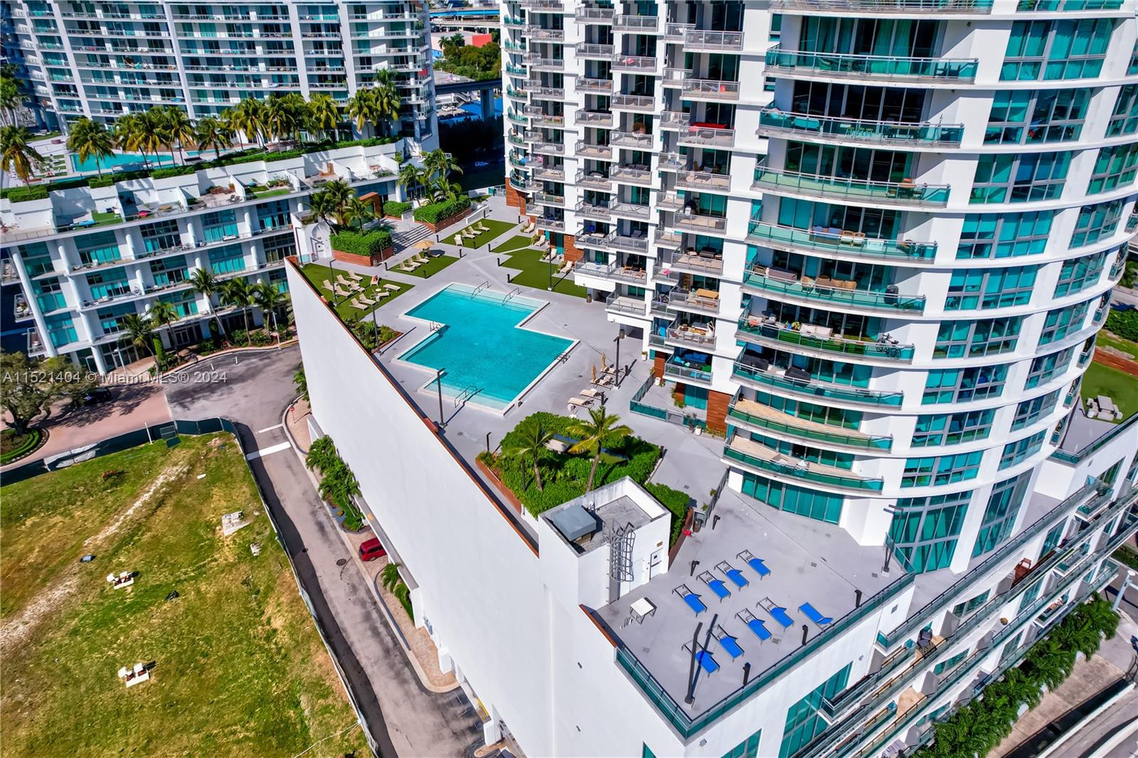WIND BY NEO pool deck