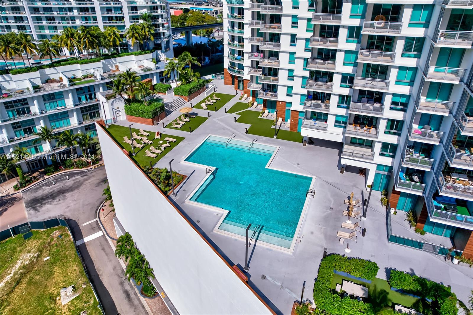 WIND BY NEO pool deck