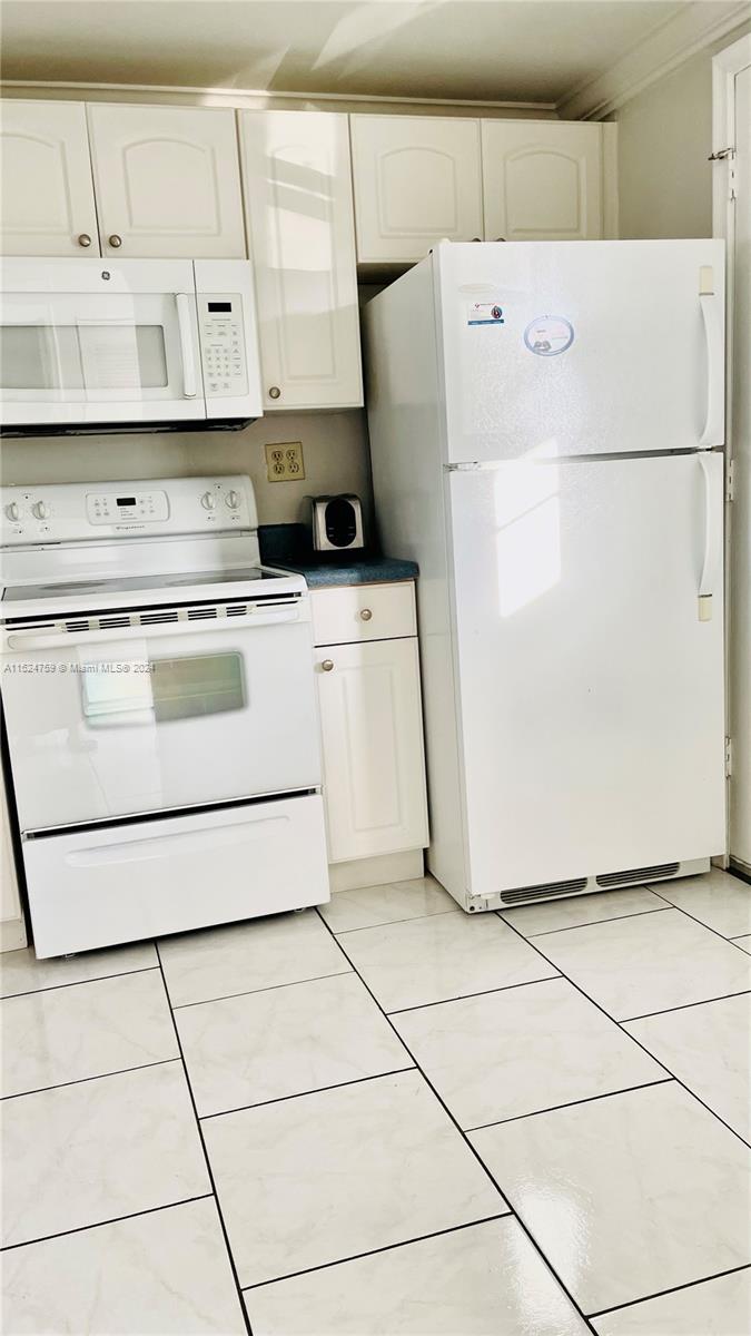 3725 NE 169 ST 204-B, North Miami Beach, Florida 33160, 1 Bedroom Bedrooms, ,1 BathroomBathrooms,Residentiallease,For Rent,3725 NE 169 ST 204-B,A11524759
