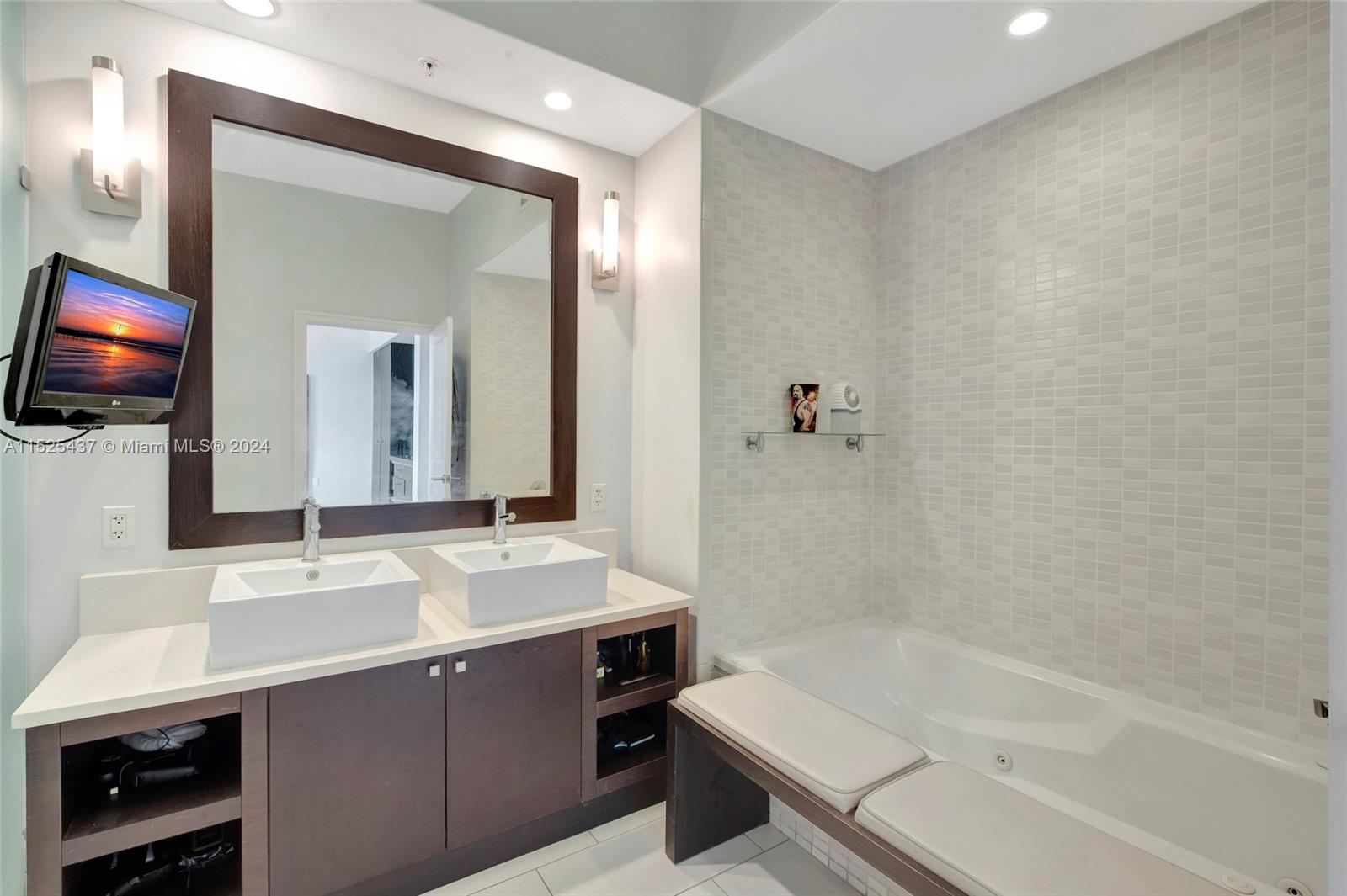 5300 NW 87th Ave 709, Doral, Florida 33178, 1 Bedroom Bedrooms, ,2 BathroomsBathrooms,Residential,For Sale,5300 NW 87th Ave 709,A11525437