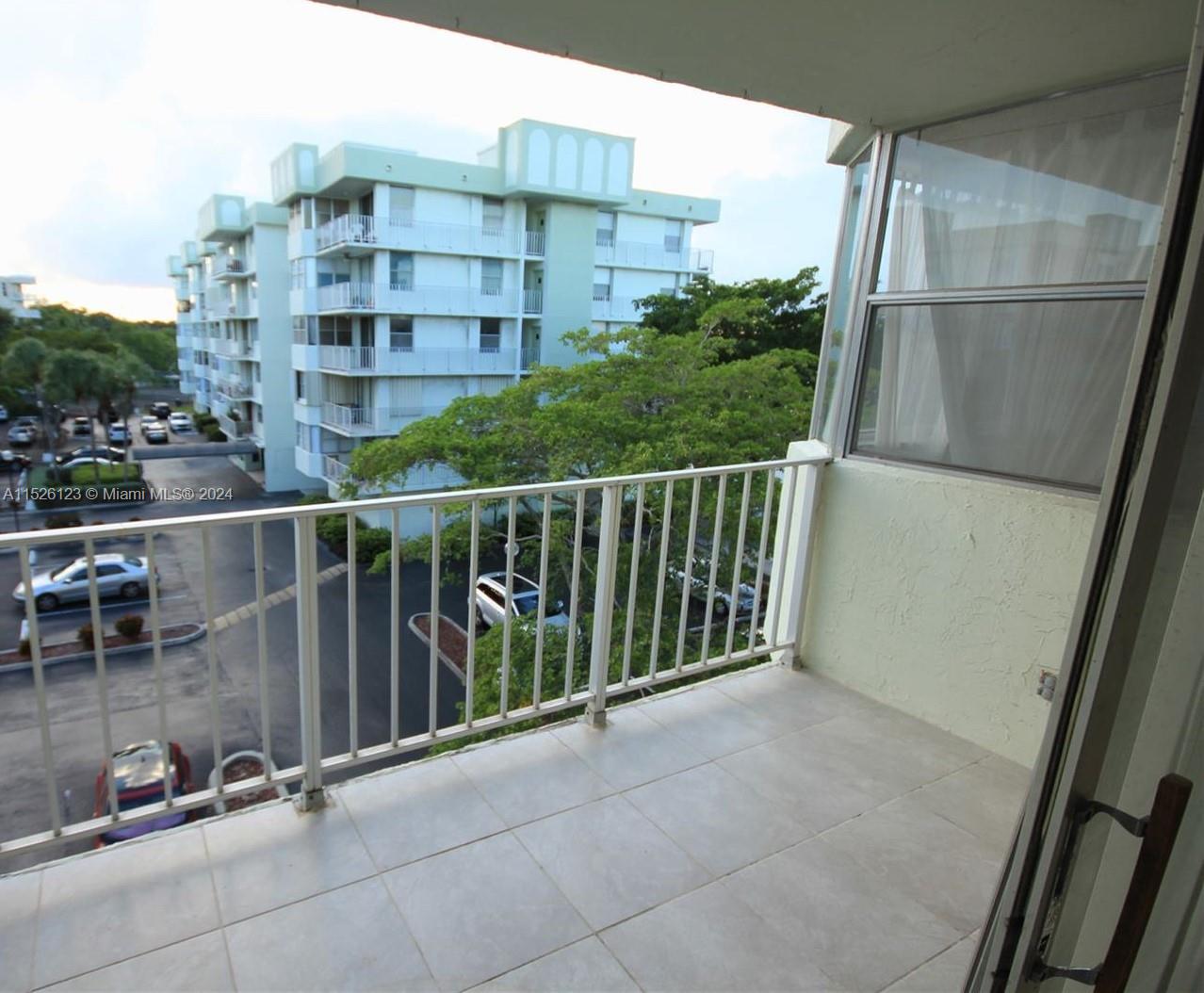 16558 NE 26th Ave 4H, North Miami Beach, Florida 33160, 1 Bedroom Bedrooms, ,1 BathroomBathrooms,Residential,For Sale,16558 NE 26th Ave 4H,A11526123