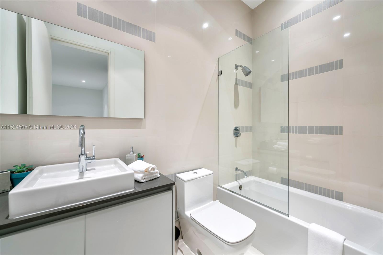 440 S Hibiscus Dr, Miami Beach, Florida 33139, 5 Bedrooms Bedrooms, ,5 BathroomsBathrooms,Residentiallease,For Rent,440 S Hibiscus Dr,A11524505