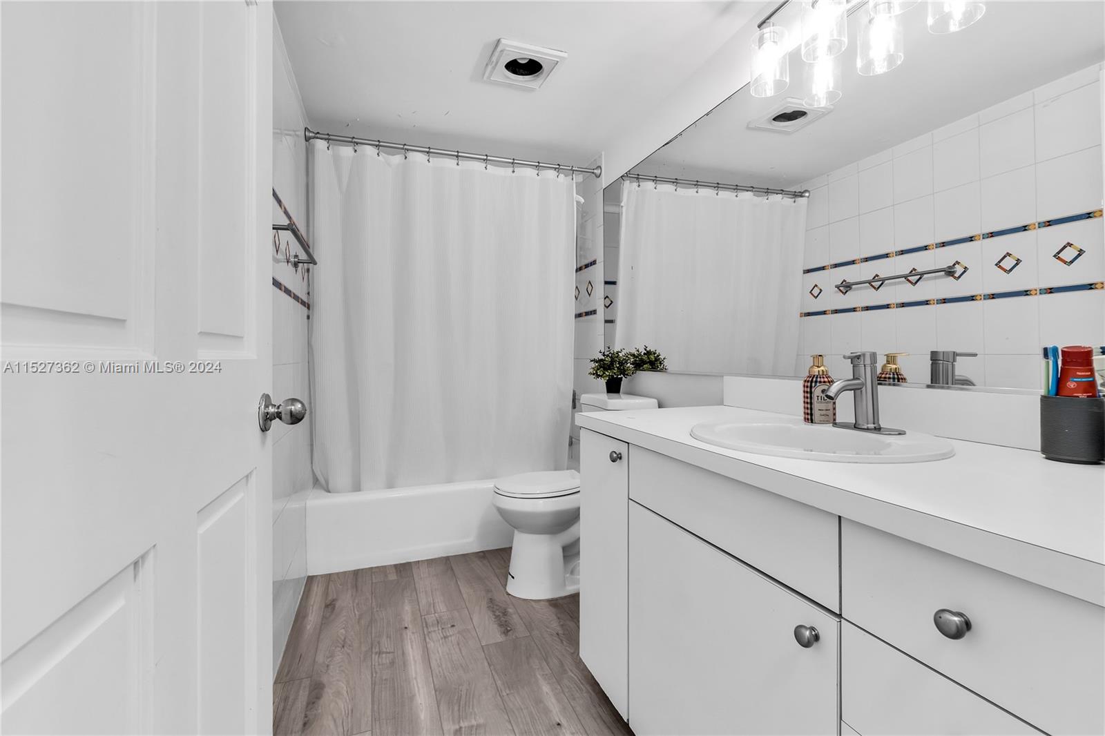 121 Crandon Blvd 256, Key Biscayne, Florida 33149, 3 Bedrooms Bedrooms, ,2 BathroomsBathrooms,Residential,For Sale,121 Crandon Blvd 256,A11527362