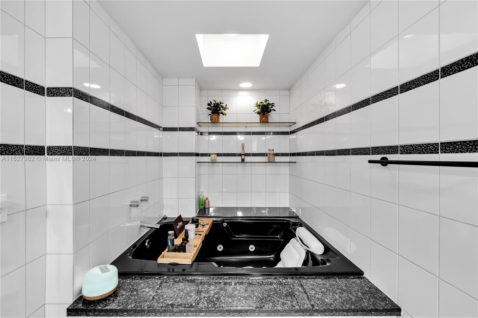 121 Crandon Blvd 256, Key Biscayne, Florida 33149, 3 Bedrooms Bedrooms, ,2 BathroomsBathrooms,Residential,For Sale,121 Crandon Blvd 256,A11527362