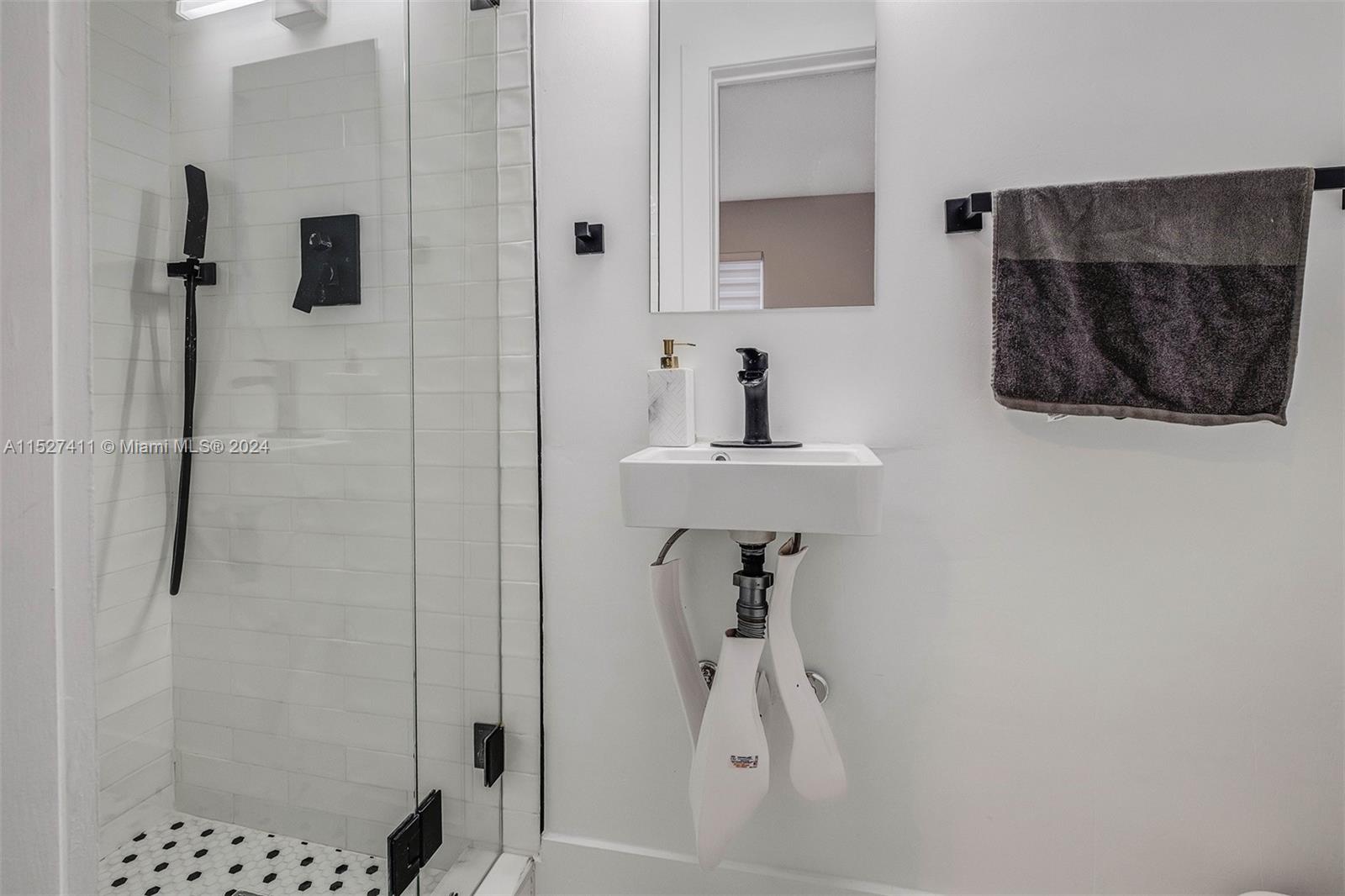 815 W 39th St, Miami Beach, Florida 33140, ,Residentialincome,For Sale,815 W 39th St,A11527411