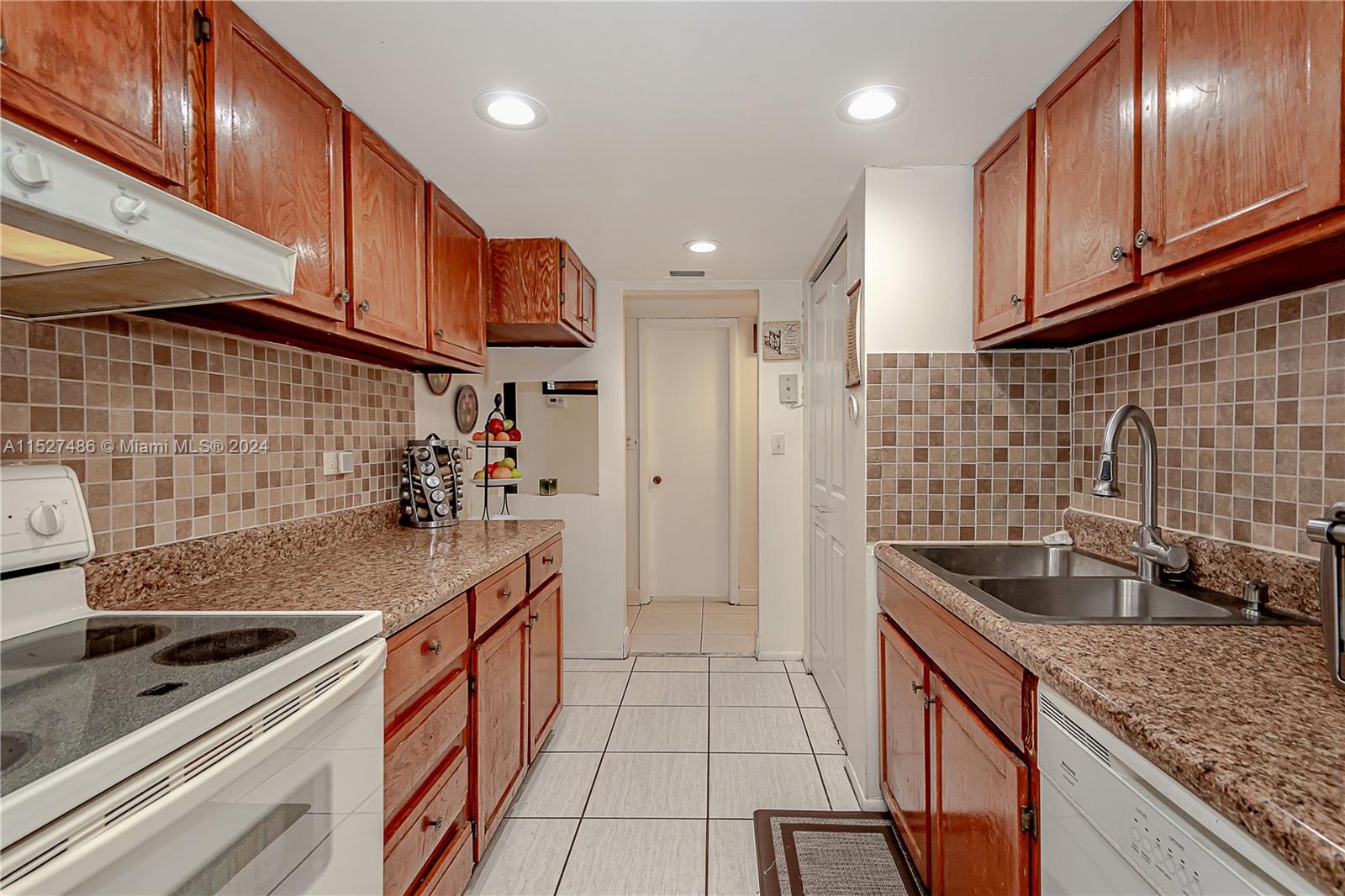 3690 Inverrary Dr 1Z, Lauderhill, Florida 33319, 2 Bedrooms Bedrooms, ,2 BathroomsBathrooms,Residential,For Sale,3690 Inverrary Dr 1Z,A11527486