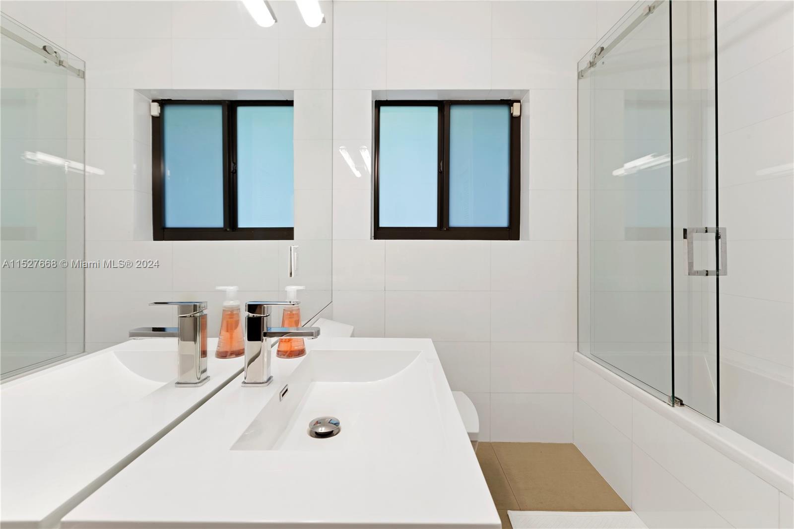 114 5th Dilido Ter, Miami Beach, Florida 33139, 3 Bedrooms Bedrooms, ,2 BathroomsBathrooms,Residentiallease,For Rent,114 5th Dilido Ter,A11527668