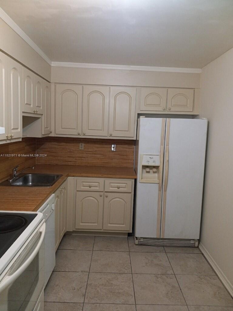 8267 SW 128th St 105, Pinecrest, Florida 33156, 1 Bedroom Bedrooms, ,1 BathroomBathrooms,Residentiallease,For Rent,8267 SW 128th St 105,A11521971