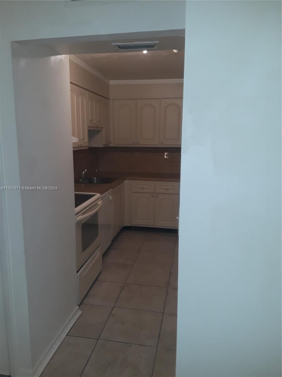 8267 SW 128th St 105, Pinecrest, Florida 33156, 1 Bedroom Bedrooms, ,1 BathroomBathrooms,Residentiallease,For Rent,8267 SW 128th St 105,A11521971