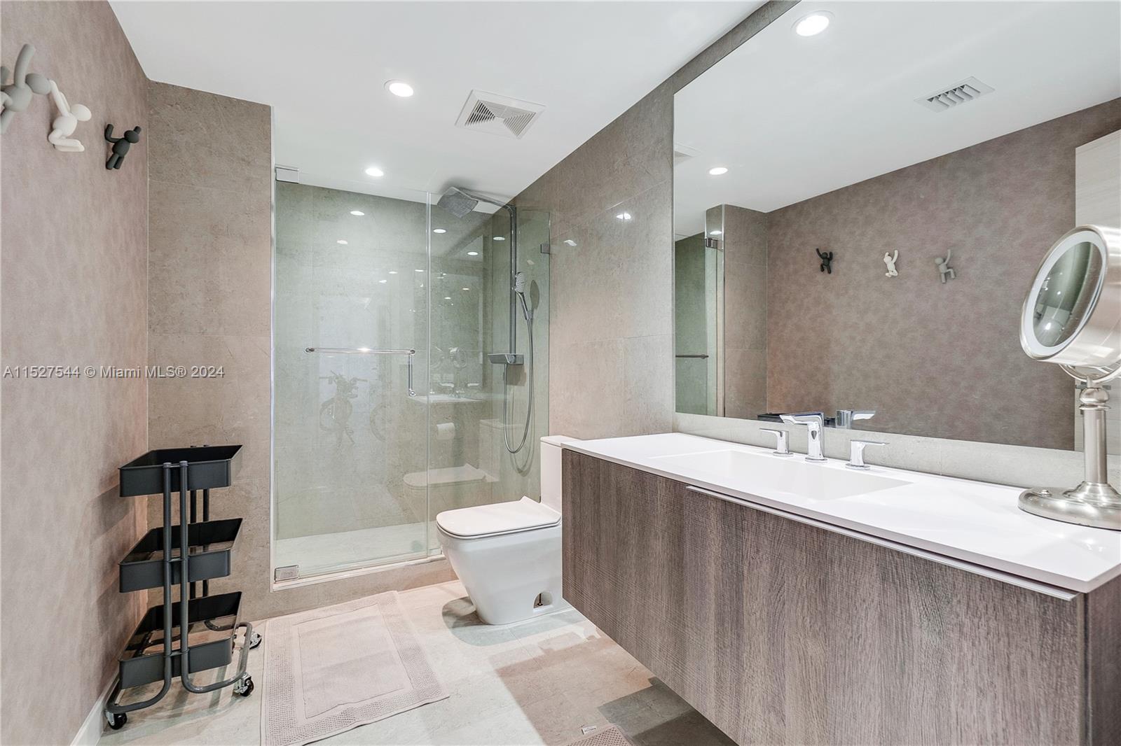 10155 Collins Ave 904, Bal Harbour, Florida 33154, 2 Bedrooms Bedrooms, ,3 BathroomsBathrooms,Residentiallease,For Rent,10155 Collins Ave 904,A11527544