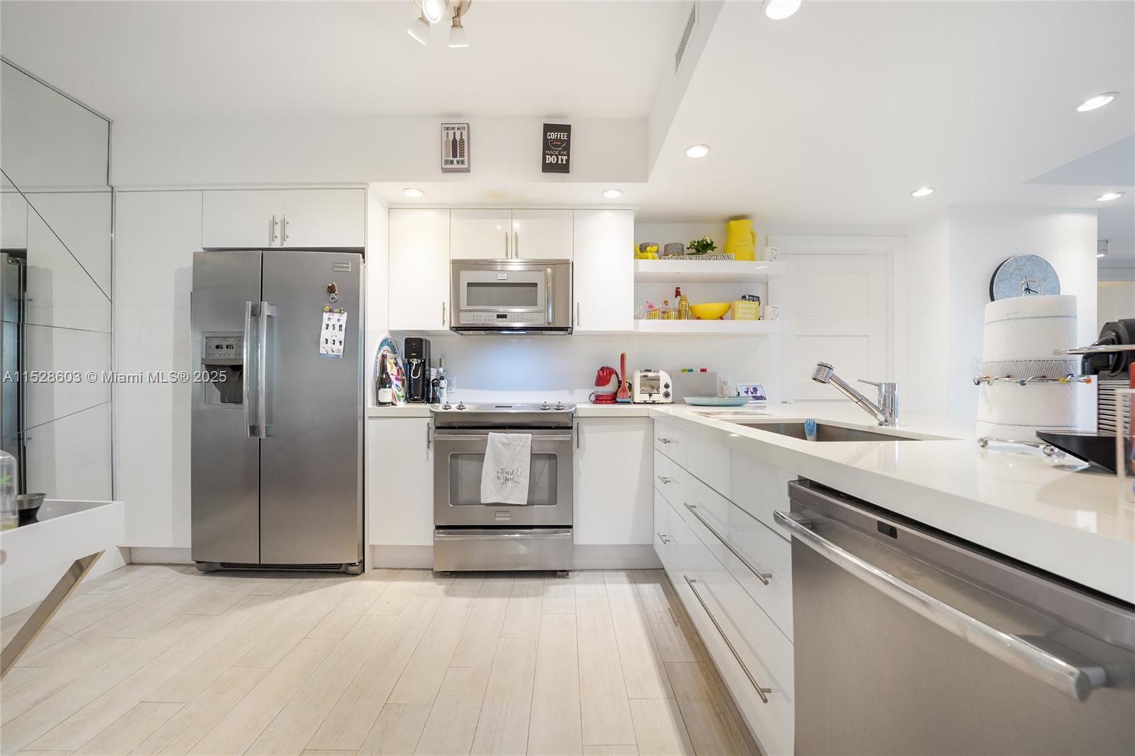 101 Crandon Blvd 271, Key Biscayne, Florida 33149, 2 Bedrooms Bedrooms, ,2 BathroomsBathrooms,Residentiallease,For Rent,101 Crandon Blvd 271,A11528603