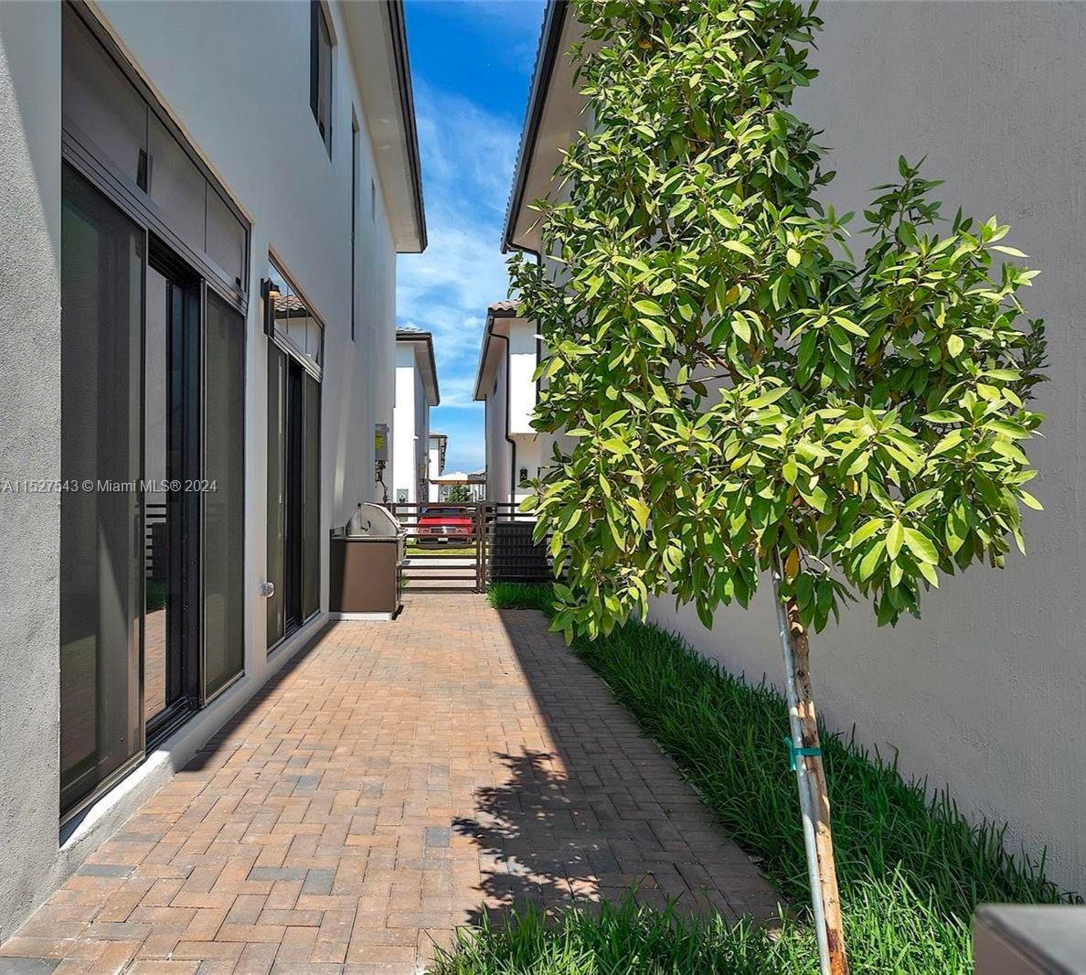 8061 NW 42nd St, Doral, Florida 33166, 4 Bedrooms Bedrooms, ,4 BathroomsBathrooms,Residential,For Sale,8061 NW 42nd St,A11527543