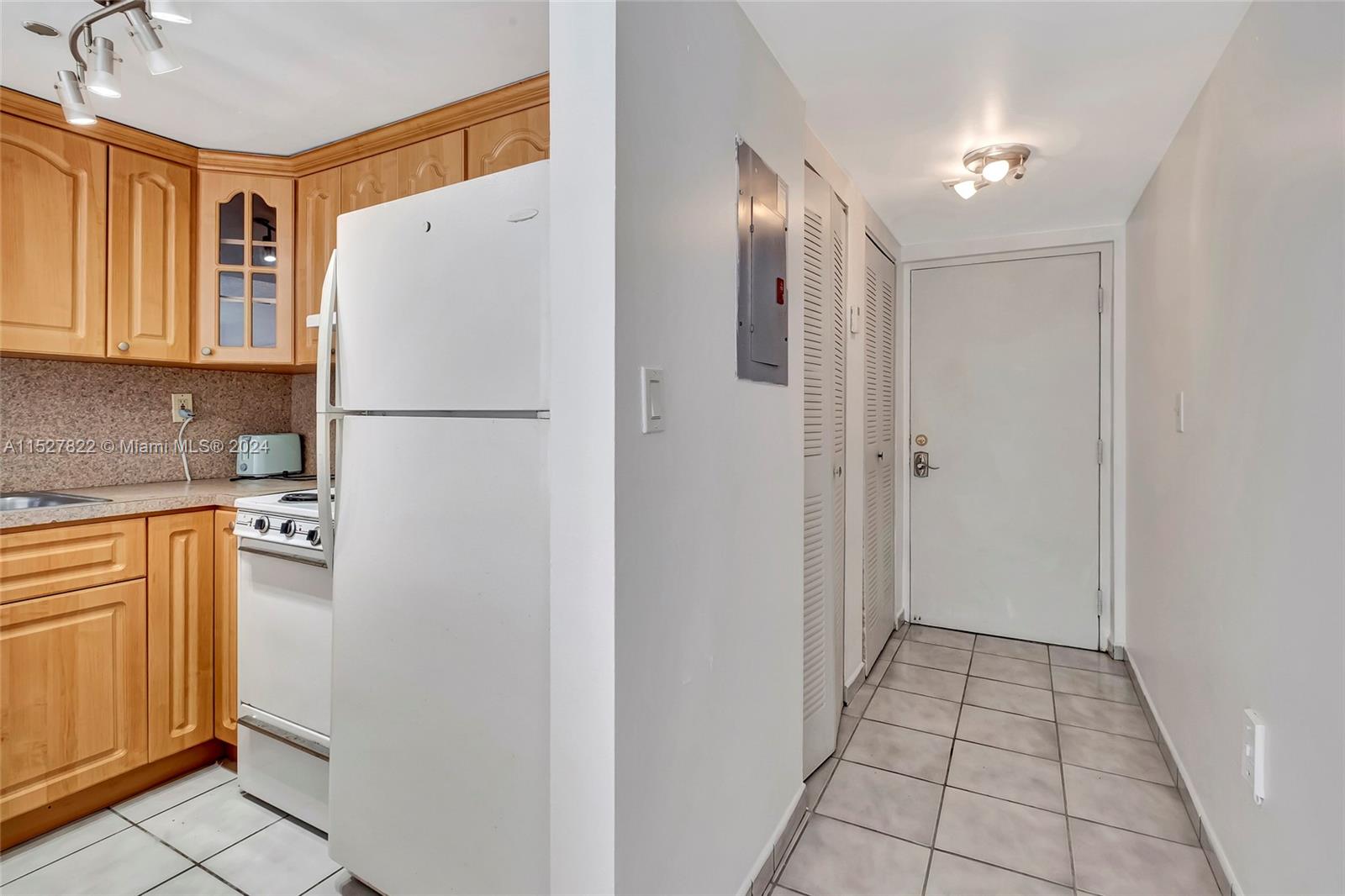 4021 Indian Creek Dr 2C, Miami Beach, Florida 33140, 1 Bedroom Bedrooms, ,1 BathroomBathrooms,Residential,For Sale,4021 Indian Creek Dr 2C,A11527822