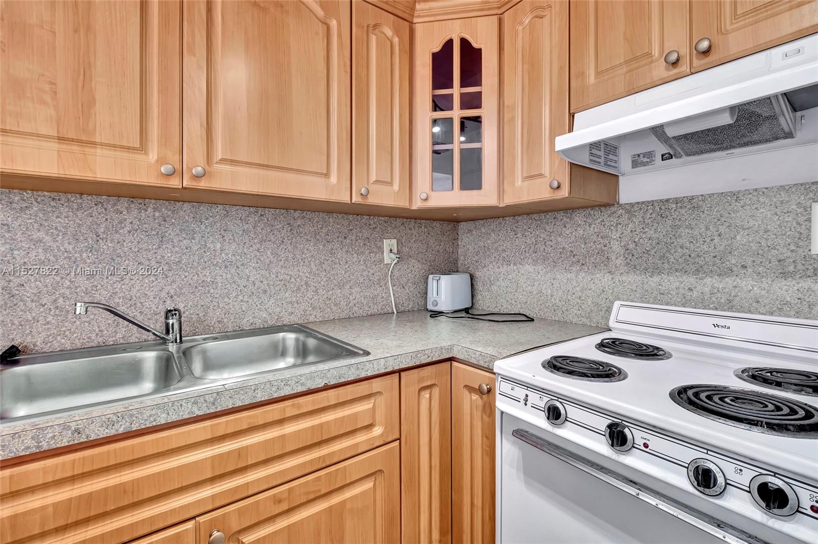 4021 Indian Creek Dr 2C, Miami Beach, Florida 33140, 1 Bedroom Bedrooms, ,1 BathroomBathrooms,Residential,For Sale,4021 Indian Creek Dr 2C,A11527822