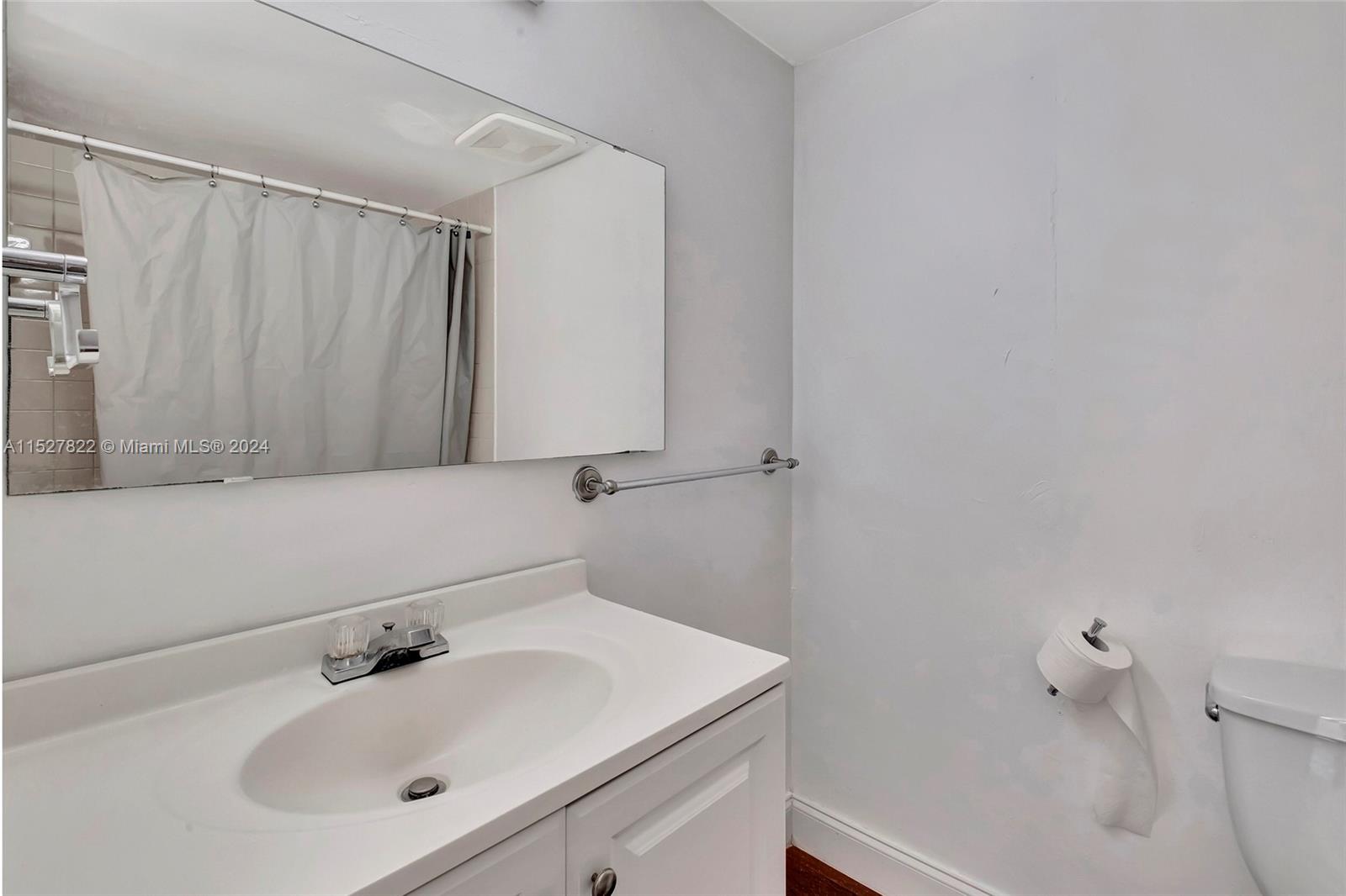 4021 Indian Creek Dr 2C, Miami Beach, Florida 33140, 1 Bedroom Bedrooms, ,1 BathroomBathrooms,Residential,For Sale,4021 Indian Creek Dr 2C,A11527822
