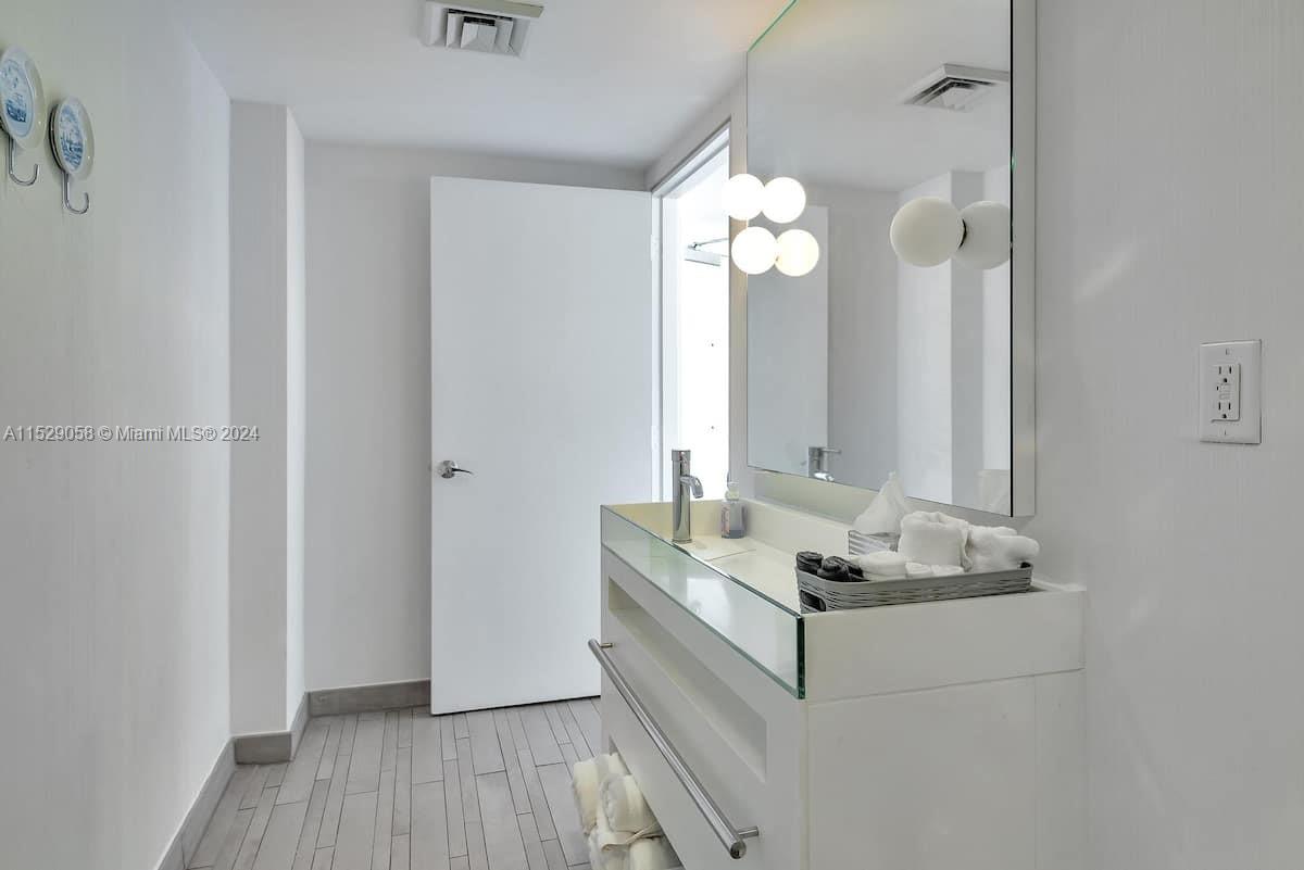 1100 West Ave 1007, Miami Beach, Florida 33139, 1 Bedroom Bedrooms, ,1 BathroomBathrooms,Residentiallease,For Rent,1100 West Ave 1007,A11529058